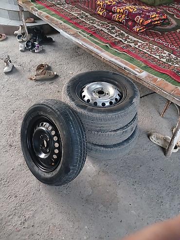 Комплект из 4 автомобильных колес на штампованных стальных дисках