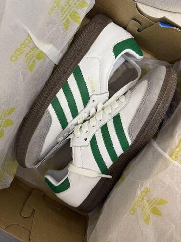 вечерние платья для беременных бишкек: Кроссовки Adidas Samba OG белого цвета с зелеными полосками. Модель