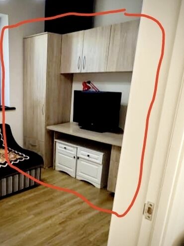 детскую мебель и парту: Продаю мебель со столом, с навесными и боковыми (двумя) шкафами
