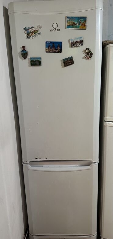 холодильник витринный: Холодильник Indesit, Б/у, Двухкамерный