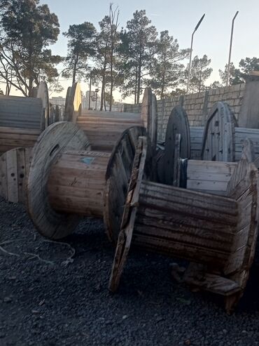 Döşəmə: Taxta kabel barabanları (böyük ölçülü) - Material: qalın taxta