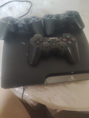 PS3 (Sony PlayStation 3): P3 satilir icinde 7 oyun var 3 pult ustunde verilir pultlar a klasdi