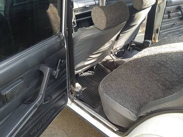 кузов каратыш: Автомобиль ВАЗ-2107 белого цвета с четырьмя дверьми и классическим