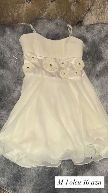 Kokteyl donlar: Geyimlerin her biri yeni kimidir ve muxtelif olculerdedir qeyd edilib — 22