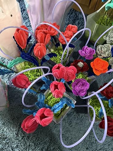 Цветы из синельной проволоки: Яркие декоративные букеты из мягких плюшевых «проволочных» цветов. - — 12