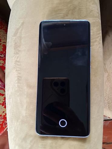 Smartfon – arxa qapağı bənövşəyi-metallik çalarda, ön hissədə tam