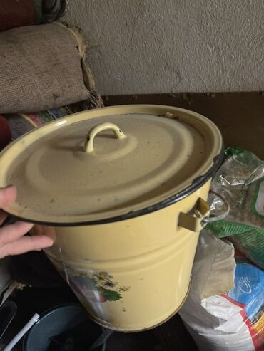 бочка для воды на колесах: Эмалированное ведро с крышкой. - Материал: сталь с эмалевым покрытием