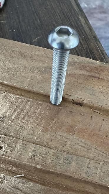 Altıbucaqlı başlı, yarımkürə baş formalı bolt M4/45 mm - Material