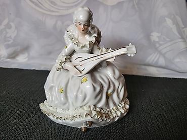 del boy figure: Nemacka nova figura dama sa mandolinom iz 70ih godina. Porcelanska — 4