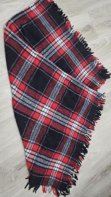 Ev üçün dekor: Qırmızı-qara-ağ rənglərdə tartan naxışlı plaş/şal. Uzun 1.30.eni 1.m — 1