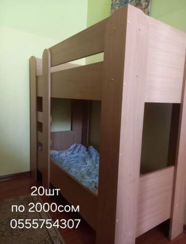 2 х ярусная кровать металлическая: Двухъярусная кровать из светлого дерева. Конструкция включает в себя