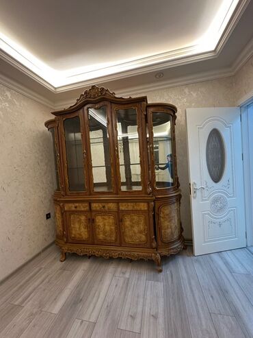 işlenmiş mebellerin satışı: İşlənmiş, Servant
