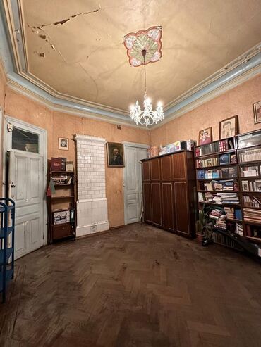 Binalar: Tarixi mərkəzdə yerləşən küçə mənzərəsi olan kommersiya obyektləri və — 31