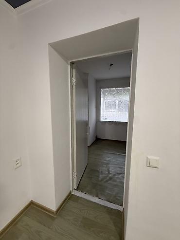 Продажа коттеджей и домов: 🏡 Продаётся полдома в Бишкеке! 📍 Район Шоро 🌳 Участок — 3 сотки 🛏 3 — 4