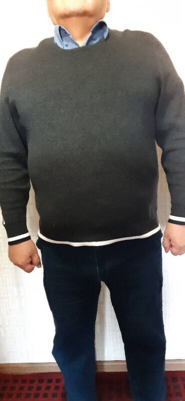 серый мужской свитер: Мужской пуловер-свитер, с круглым вырезом, приталенный. Осень, зима