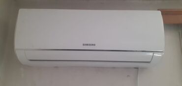 kandisaner bk: Ağ rəngdə Samsung divara quraşdırılan kondisioner. Bu model AR09TQHQAU