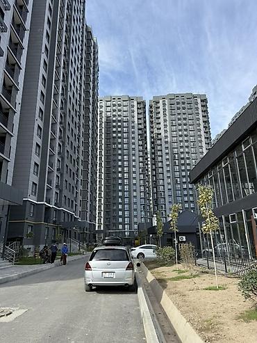 Аренда коммерческой недвижимости: Светлое коммерческое помещение с панорамным остеклением в современном — 1