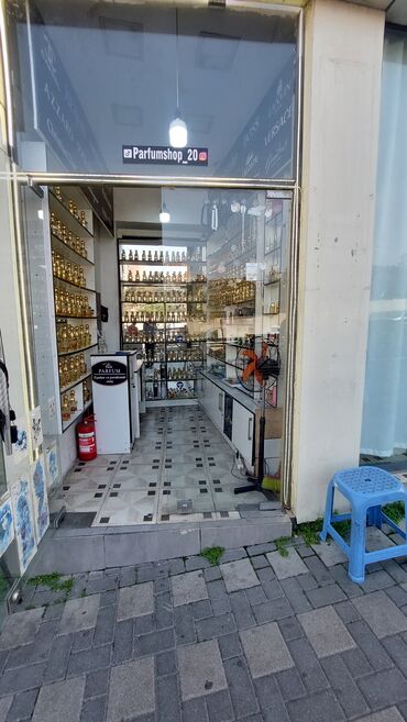 Ətriyyat: Salam.Hazır Bizness satılır. 250-300 çeşid ətir,qızılı kivşinlər,içi — 5