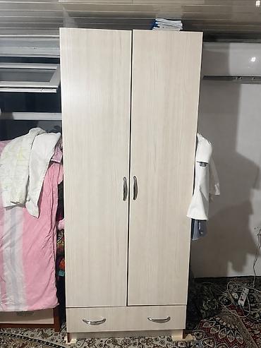 standing mirror: Двухдверный платяной шкаф цвета светлого дуба с текстурой дерева. - — 1