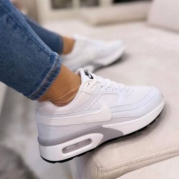 Patike: Nike air max 2 patike

Novo
Brojevi 36 do 41

fb Moja Kupovina 1 — 4