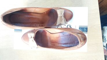 продаю женские туфли: Туфли 38, цвет - Коричневый