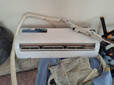 Kondisionerlər: Midea Xtreme seriyasına aid, divara quraşdırılan ağ rəngli