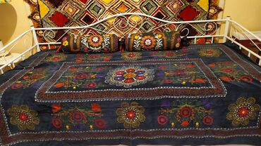 Άλλα αντικείμενα για το σπίτι: Ένα κάλυμμα κρεβατιού και δύο μαξιλάρια. Κεντημένο σε παραδοσιακό — 1