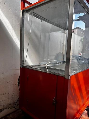 cafe: Səyyar qida arabası qırmızı rəngdədir və paslanmayan polad çərçivəyə — 4