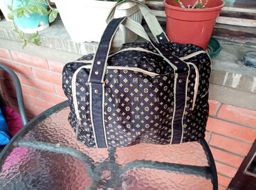 sportska torba za devojcice: Torba od šuškavog "platna", najlona. 40x30cm, koristena ali