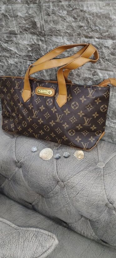 sada din: Louis Vuitton torba, kopija, nijednom nije korišćena.
Cena 1.800 din👜