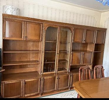 divar rəfləri: Klassik üslubda iri divar vitrini və kitab şkafı komplekti — 1