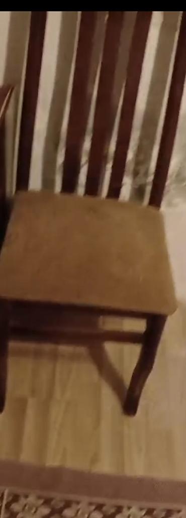 oturan stullar: - Üçqapılı taxta paltar şkafı: klassik dizayn, cilalı təbii ağac səth — 2