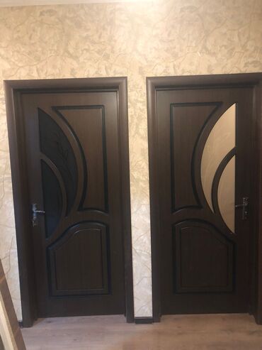 Giriş qapıları: 3 eded qapi. Satilir biri 70 azn. Unvan Yeni gunesli.Ölçüləri standart