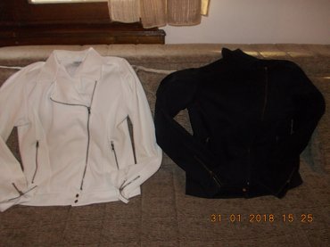 zimska jakna sa krznom: Jakne su iste samo su razlicitih boja jedna je bez,druga je crna,mogu