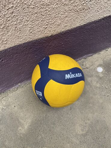 мужская спортивная одежда: Очень Срочно Продаю Профессиональный валейбольный Мяч,Mikasa Тайланд