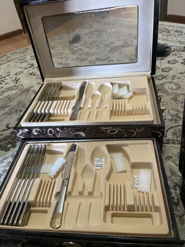 бронзовый нож: Просто чемоданы от набора столовых приборов частично есть ножи