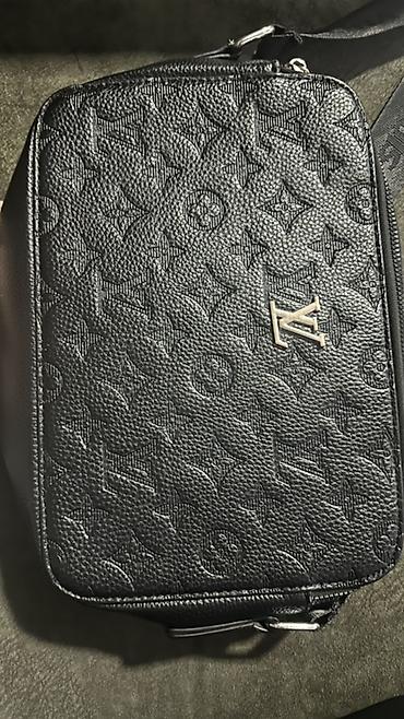 vuitton: Сумка через плечо (кроссбоди) из черной зернистой кожи с тисненным — 1