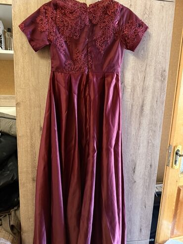 Ev geyimləri, pijamalar: Bordo rəngli uzun ziyafət donu - Model: qısa qollu, A-kəsim ətəkli