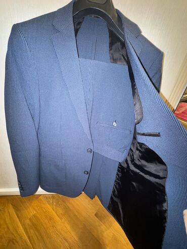 Рубашки: Mavi-çəhrayı tonlarında xırda naxışlı klassik kişi kostyumu. Üç