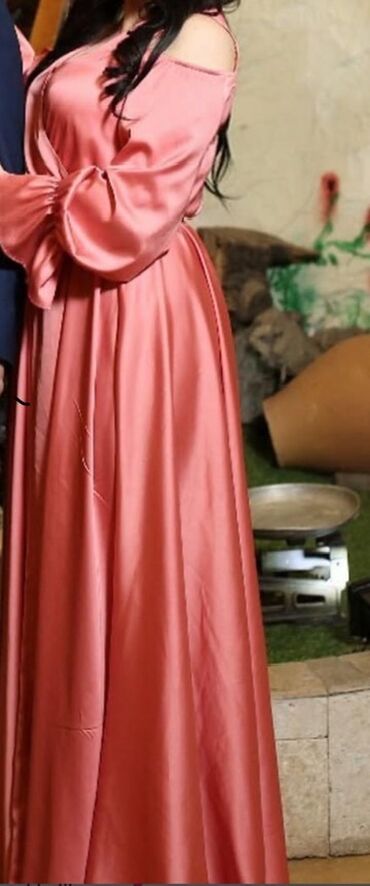 toy elbiseleri: Zərif şaftalı-roz rəngində uzun ziyafət geyimi. - Model: off-shoulder
