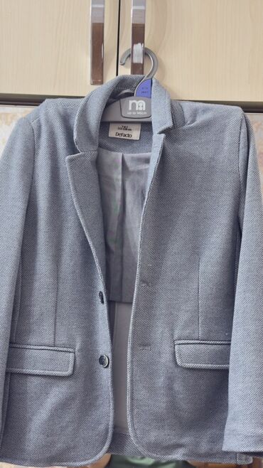 Paltolar: Əşyaların hər biri yeni kimidirdonlar cəmi bir defe geyinilib,Qiymet — 8