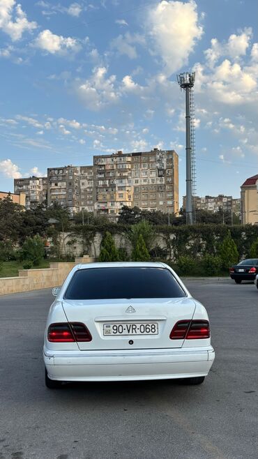 Mercedes-Benz: Mercedes-Benz E-Class (W210), ağ rəng, sedan gövdə. Xüsusiyyətlər: - — 3