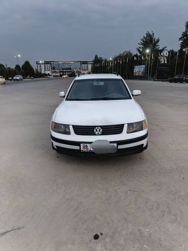 запчасти на пассат б3 седан: Белый универсал Volkswagen Passat. Модель оснащена рейлингами на