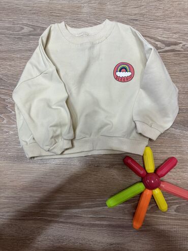 оверсайз свитер: Продаю детский свитшот, на спинке большая радуга, размер 80см, цена