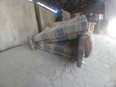 деревянный диван: Дешево Продаю б/у диван раскладной, надо ремонтировать, мезанизмы все