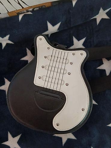Çantalar: Gitara formalı çiyin çantası. Balaca və minimal çantadır günlük — 4