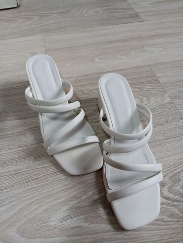 обувь белая: Босоножки на каблуке made in Turkey 👍 покупали за 2000 одевали пару