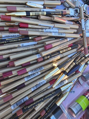 Šminka: Kozmetički set – brendirani proizvodi za usne i oči - Ruževi za usne — 9