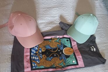 ogradice za bebe jungle baby: Dva kacketa i majica za devojcice vel majice xs a kacketi se