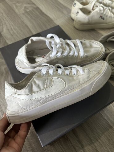 обувь белая: Оригинал NIKE В отличном состоянии Размер 35 Без минусов Отдам за